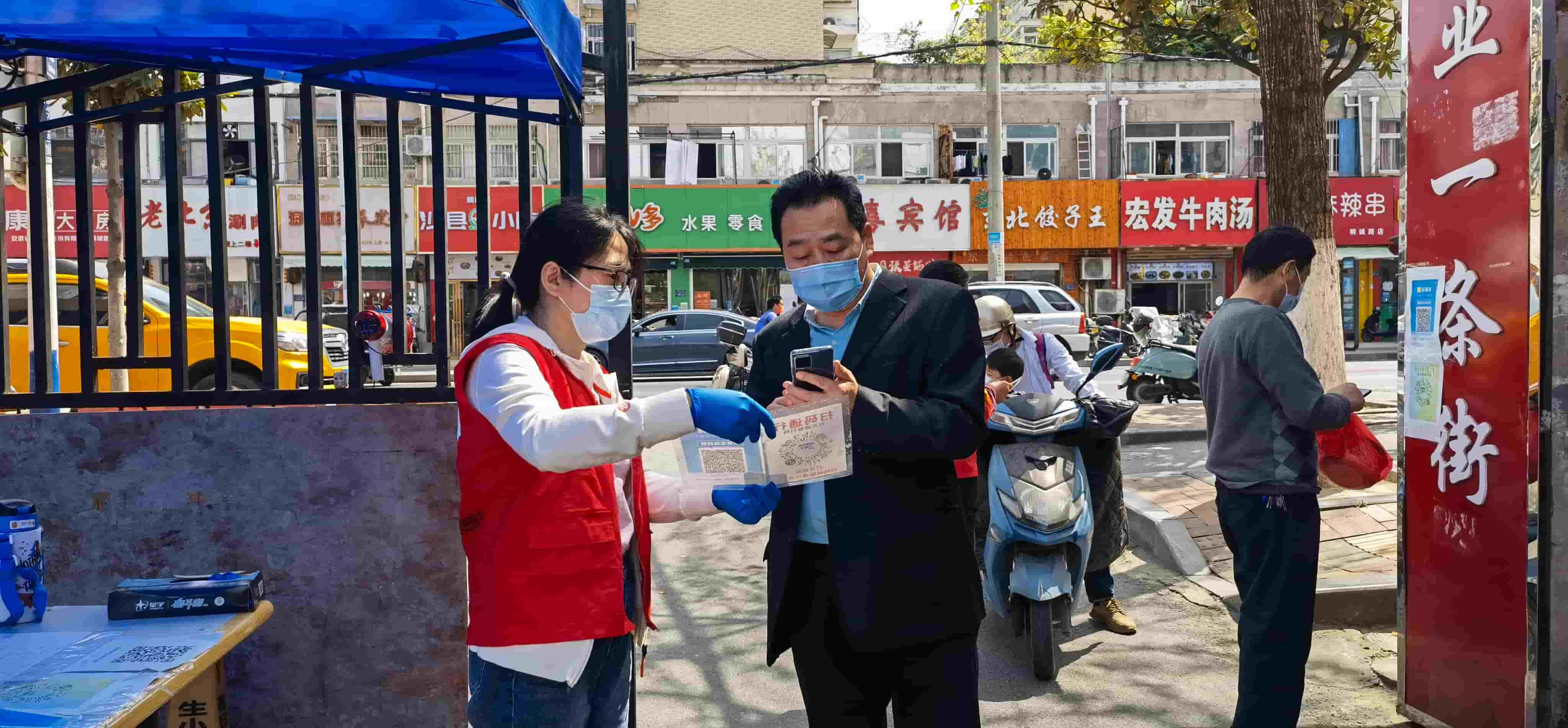 freecompress-2022年4月，東華科技志愿服務隊協(xié)助社區(qū)在桐江新村小區(qū)開展兩碼查驗工作